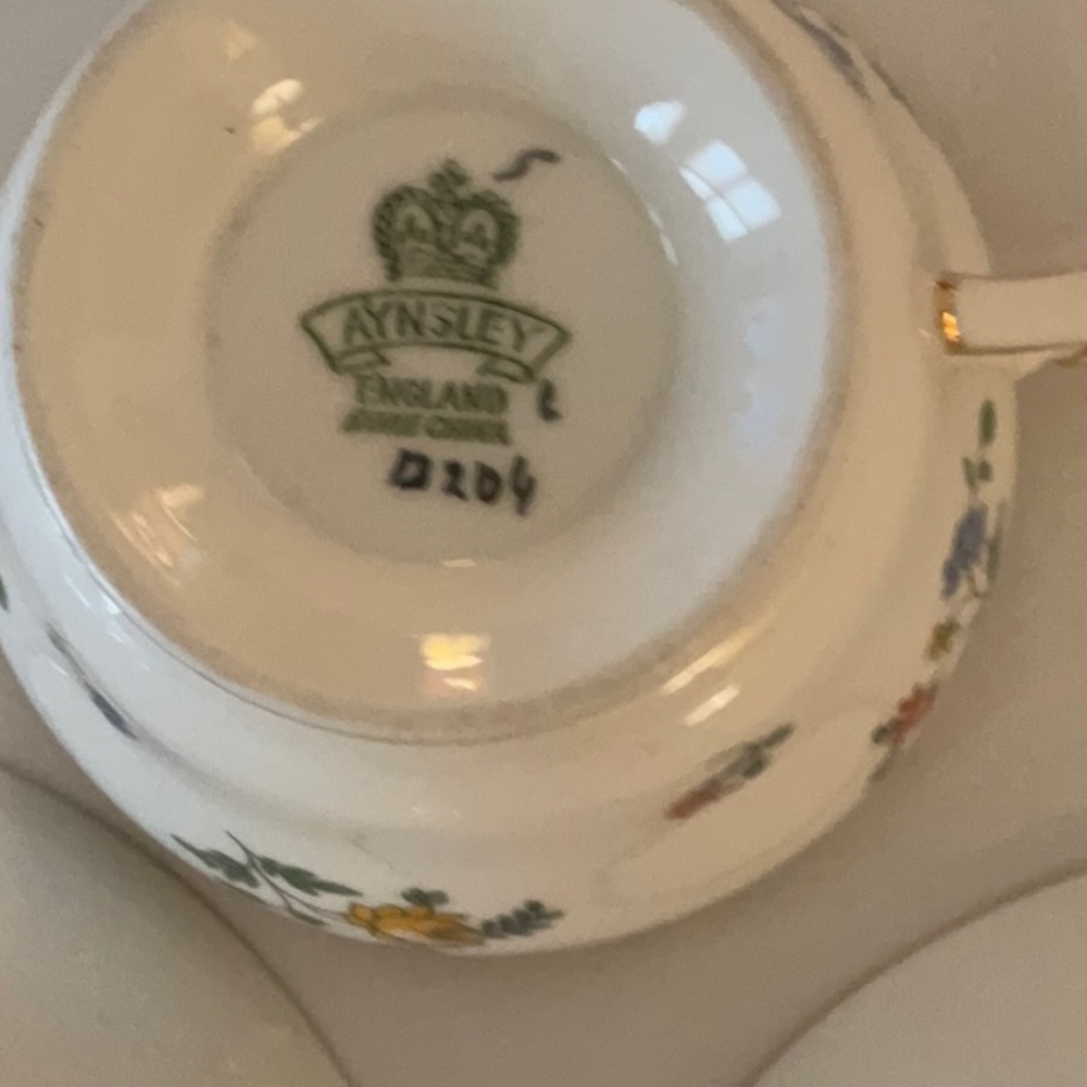 Aynsley China Flower Basket pattern, bread/butter plate, teacup/saucer - Picture 9 of 10